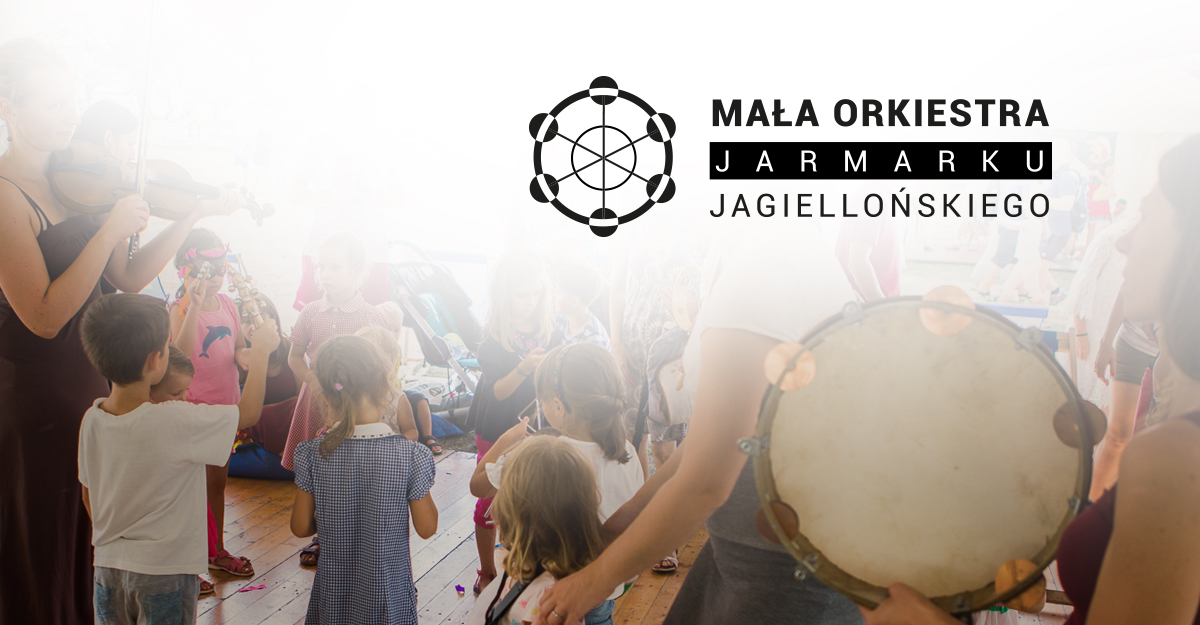 Mała orkiestra napis Na pierwszym planie logo Małej Orkiestry Jarmarku Jagiellońskiego, nawiązujące do kształtu bębenka obręczowego. W tle grupa dzieci bawiących się do gry kapeli tradycyjnej.