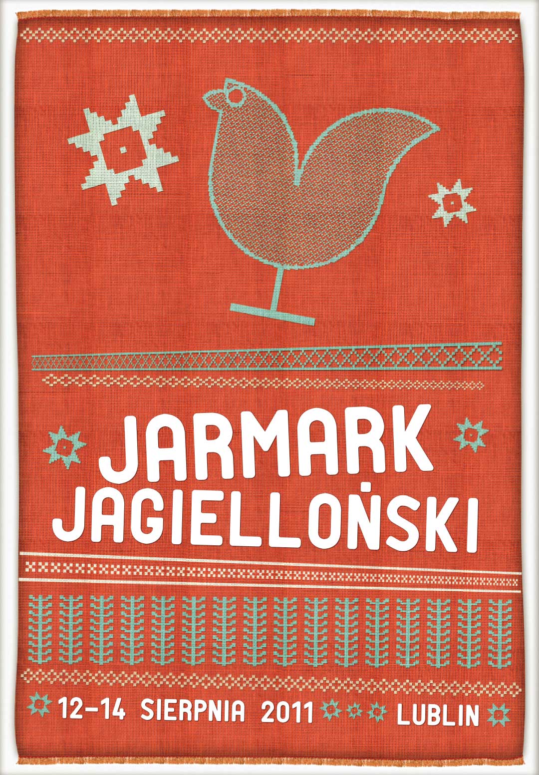 [Plakat Jarmarku Jagiellońskiego, czerwone tło, na nim zieloną nicią wyhaftowana kurka haftem krzyżykowym]